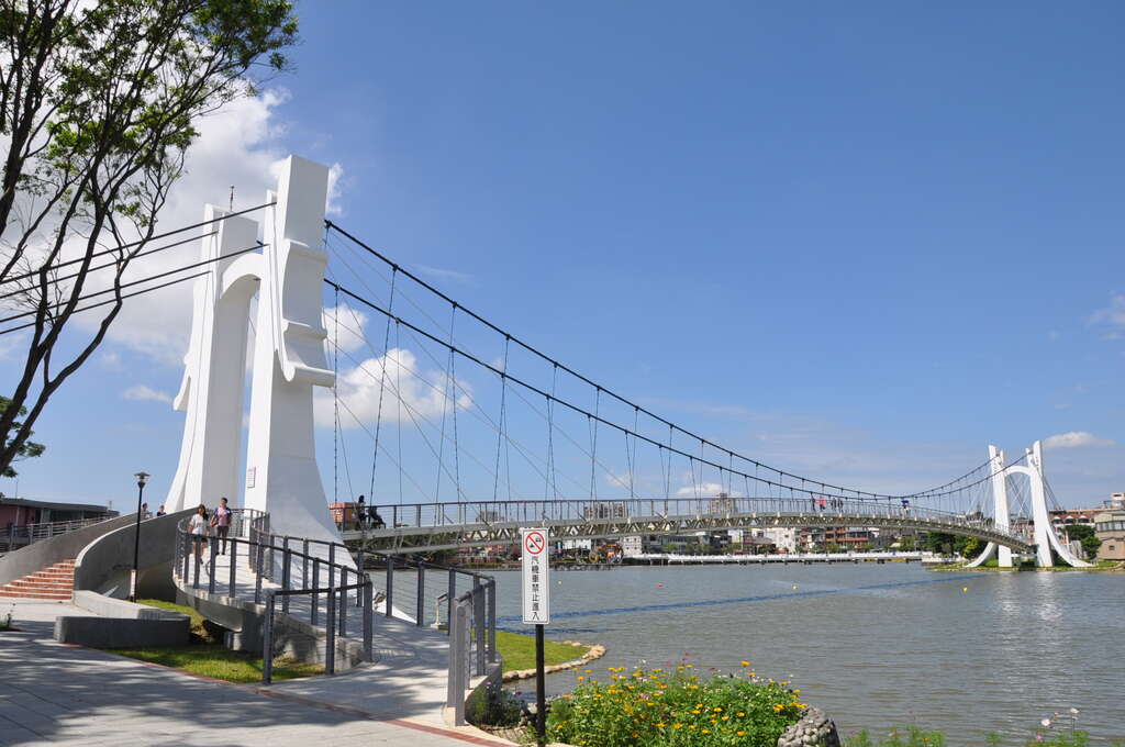 龍潭大池｜龍潭情侶約會和親子旅遊好地方，湖景木棧道、天鵝船遊湖、賞夕陽美景 @飛天璇的口袋