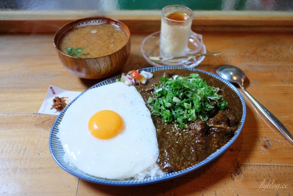 台中中區｜小次男咖哩所，廢墟改建的文青咖哩專賣店，鄰近台中火車站美食 @飛天璇的口袋