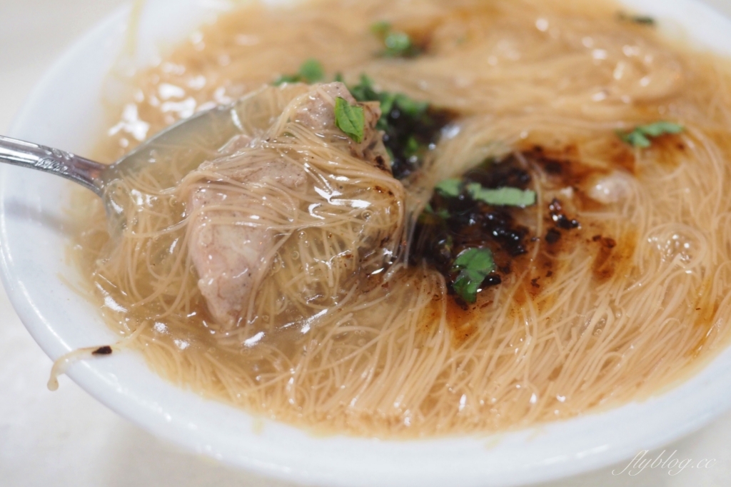 台中南區｜正老牌臭豆腐麵線糊，忠孝夜市超人氣美食，40年歷史傳承第三代 @飛天璇的口袋