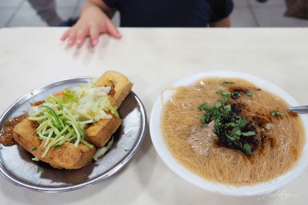 台中南區｜正老牌臭豆腐麵線糊，忠孝夜市超人氣美食，40年歷史傳承第三代 @飛天璇的口袋
