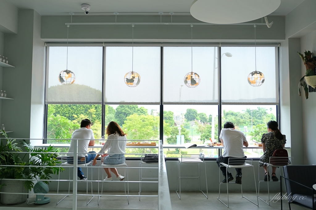 有片森林｜純白落地窗韓風咖啡館，員林IG網美熱門打卡景點 @飛天璇的口袋