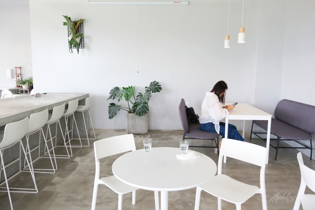有片森林｜純白落地窗韓風咖啡館，員林IG網美熱門打卡景點 @飛天璇的口袋