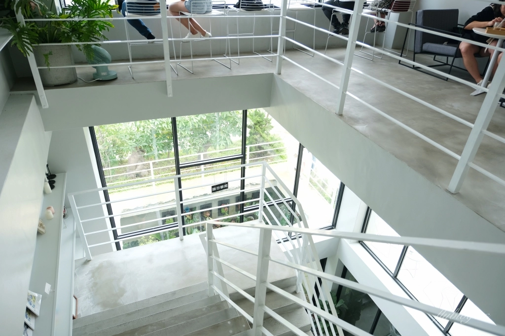 有片森林｜純白落地窗韓風咖啡館，員林IG網美熱門打卡景點 @飛天璇的口袋