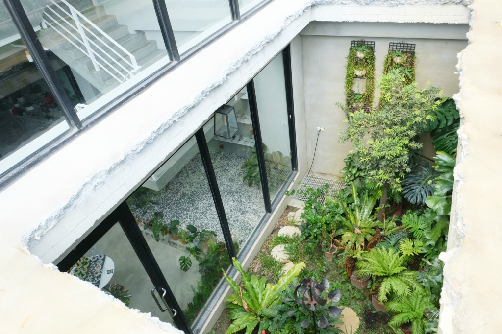 有片森林｜純白落地窗韓風咖啡館，員林IG網美熱門打卡景點 @飛天璇的口袋