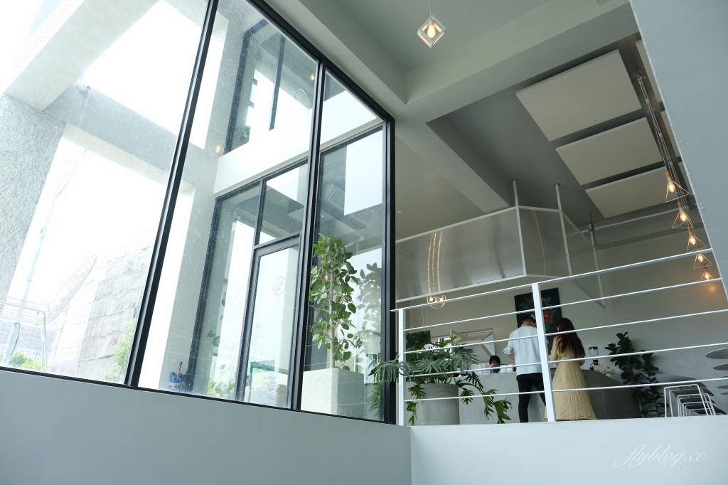 有片森林｜純白落地窗韓風咖啡館，員林IG網美熱門打卡景點 @飛天璇的口袋