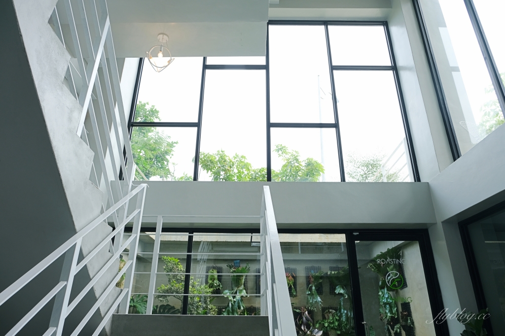有片森林｜純白落地窗韓風咖啡館，員林IG網美熱門打卡景點 @飛天璇的口袋