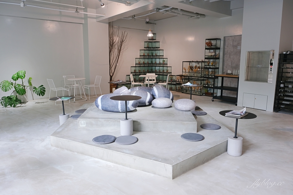 有片森林｜純白落地窗韓風咖啡館，員林IG網美熱門打卡景點 @飛天璇的口袋