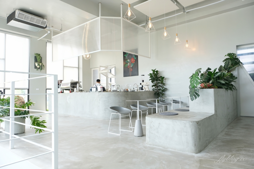 有片森林｜純白落地窗韓風咖啡館，員林IG網美熱門打卡景點 @飛天璇的口袋