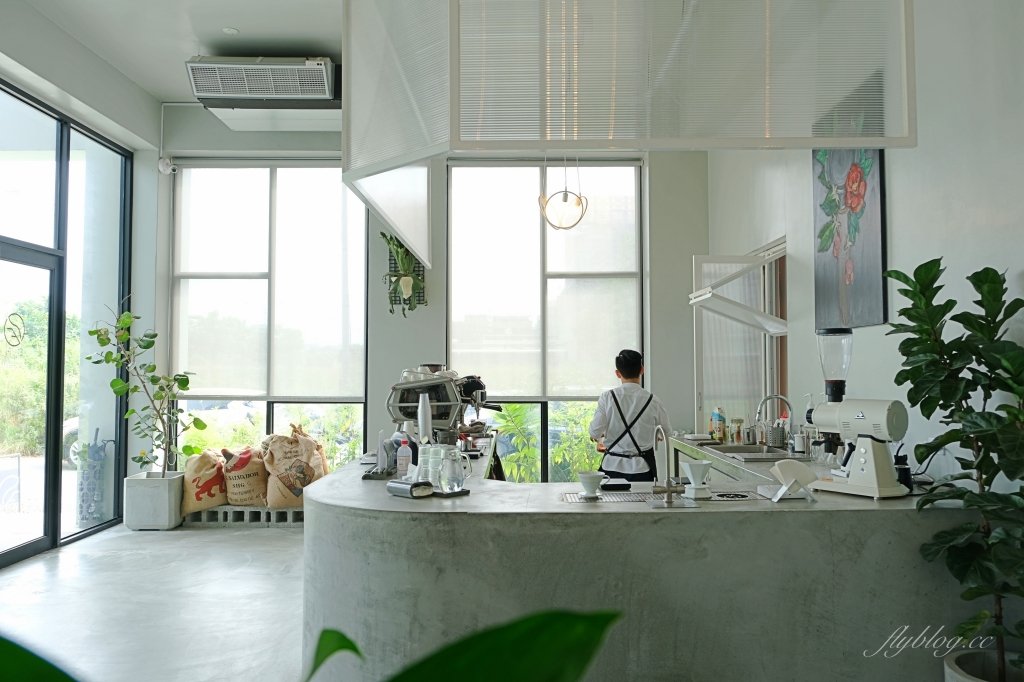 有片森林｜純白落地窗韓風咖啡館，員林IG網美熱門打卡景點 @飛天璇的口袋