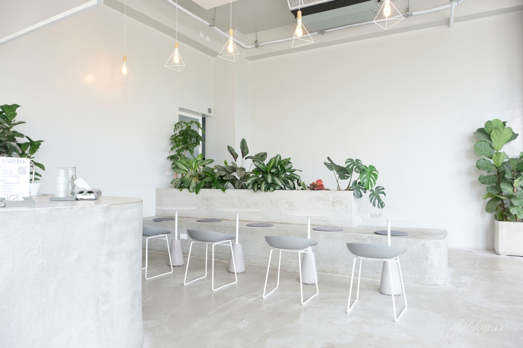 有片森林｜純白落地窗韓風咖啡館，員林IG網美熱門打卡景點 @飛天璇的口袋