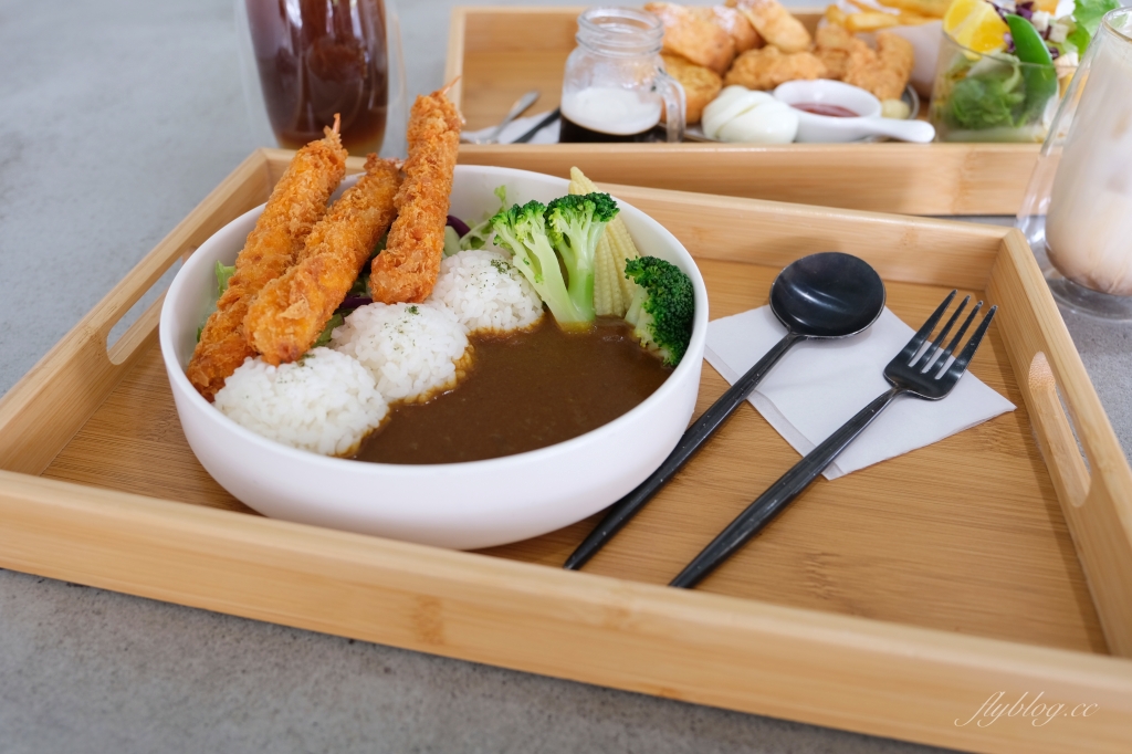 有片森林｜純白落地窗韓風咖啡館，員林IG網美熱門打卡景點 @飛天璇的口袋