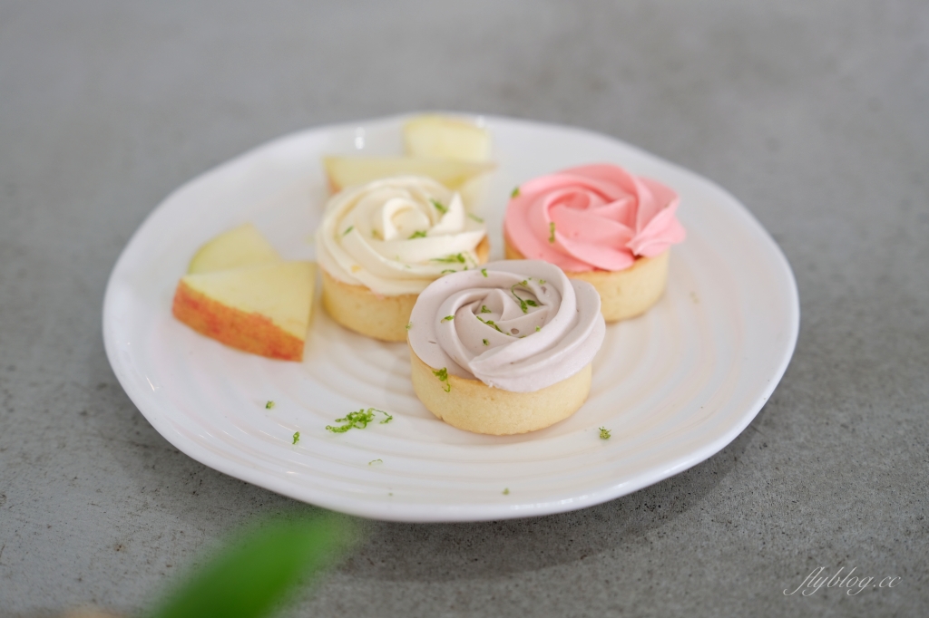 有片森林｜純白落地窗韓風咖啡館，員林IG網美熱門打卡景點 @飛天璇的口袋