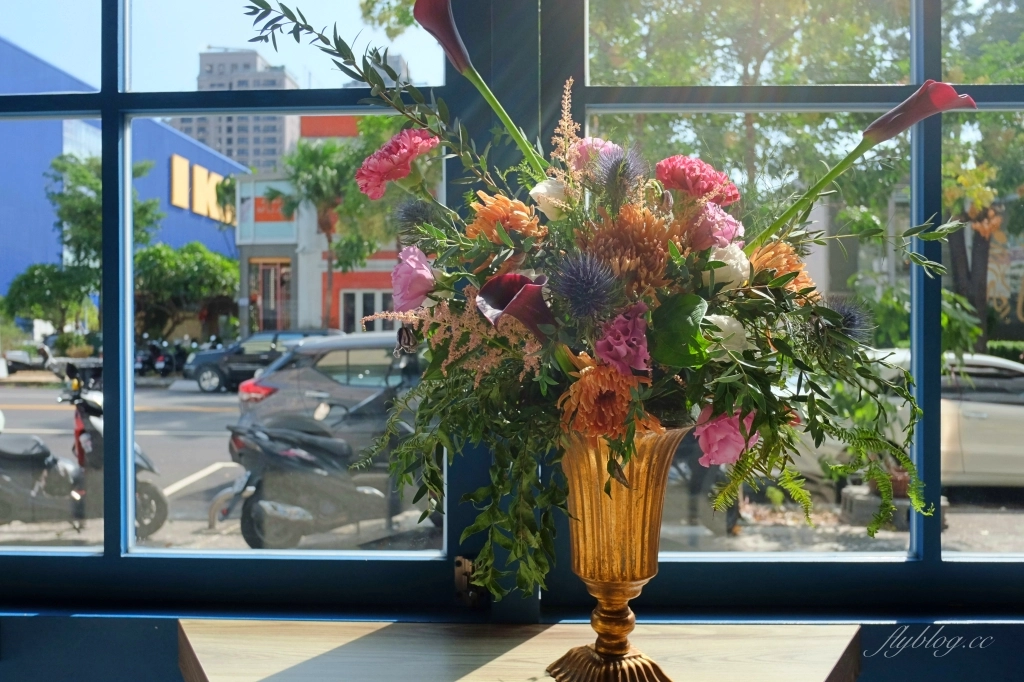 台中南屯｜Pluto Espressoria．台中Ikea附近藍色咖啡館，網友推薦肉桂捲好吃 @飛天璇的口袋