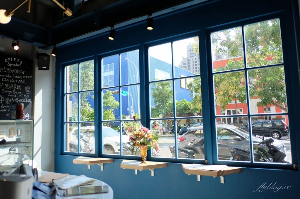 台中南屯｜Pluto Espressoria．台中Ikea附近藍色咖啡館，網友推薦肉桂捲好吃 @飛天璇的口袋