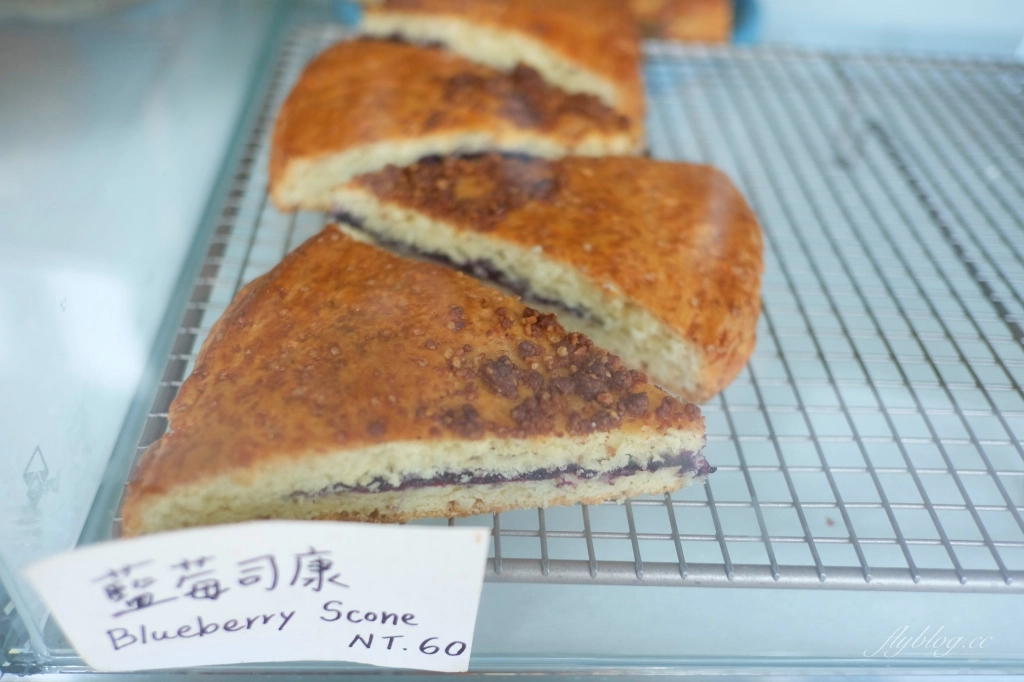 台中南屯｜Pluto Espressoria．台中Ikea附近藍色咖啡館，網友推薦肉桂捲好吃 @飛天璇的口袋