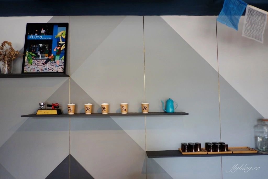 台中南屯｜Pluto Espressoria．台中Ikea附近藍色咖啡館，網友推薦肉桂捲好吃 @飛天璇的口袋