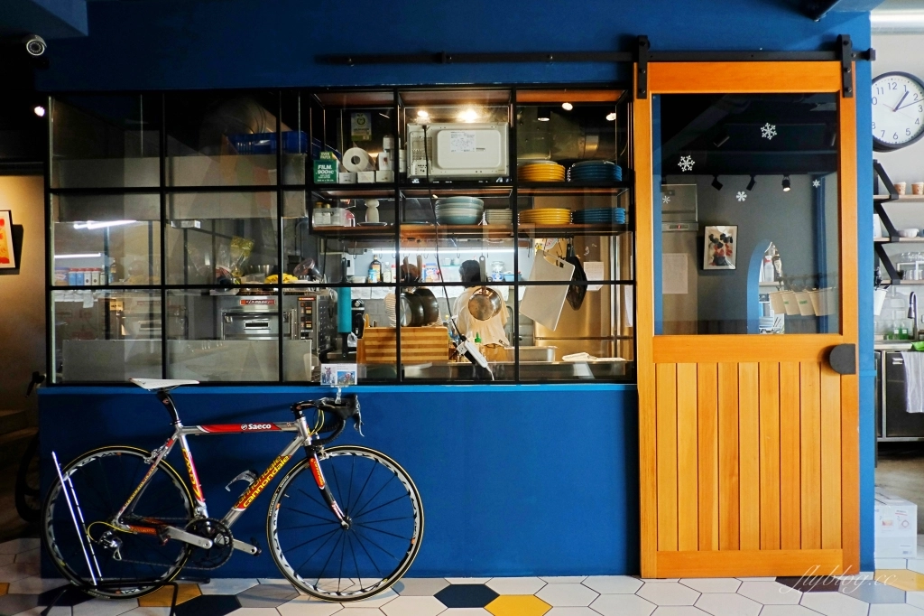 台中南屯｜Pluto Espressoria．台中Ikea附近藍色咖啡館，網友推薦肉桂捲好吃 @飛天璇的口袋