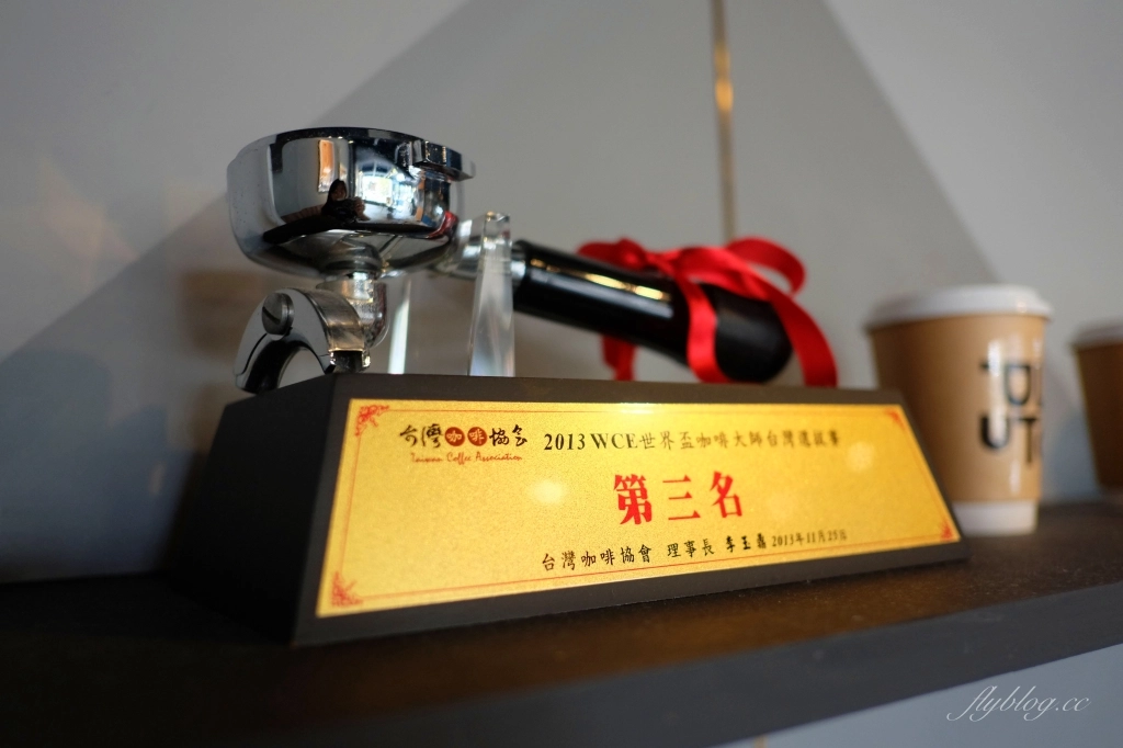 台中南屯｜Pluto Espressoria．台中Ikea附近藍色咖啡館，網友推薦肉桂捲好吃 @飛天璇的口袋