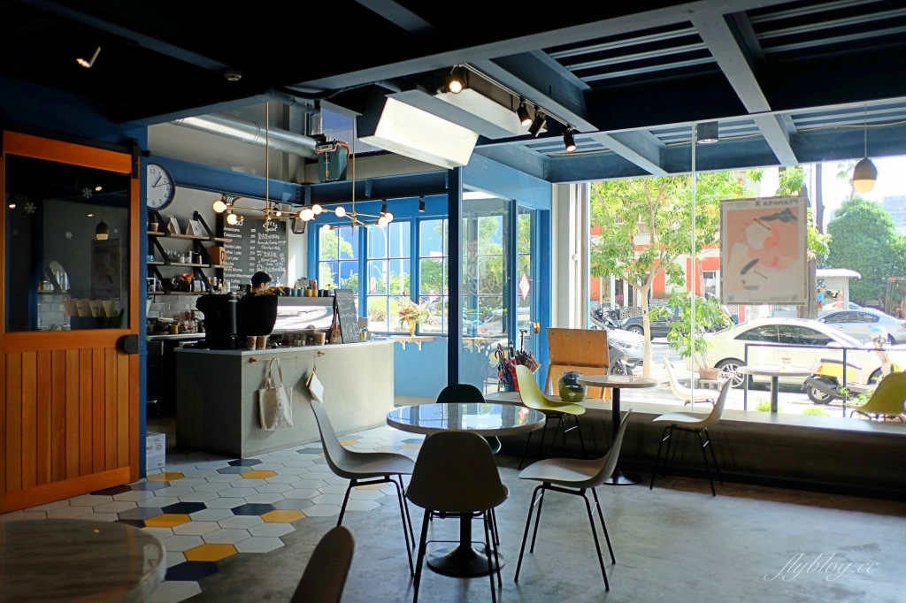 台中南屯｜Pluto Espressoria．台中Ikea附近藍色咖啡館，網友推薦肉桂捲好吃 @飛天璇的口袋