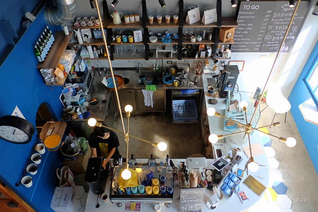 台中南屯｜Pluto Espressoria．台中Ikea附近藍色咖啡館，網友推薦肉桂捲好吃 @飛天璇的口袋