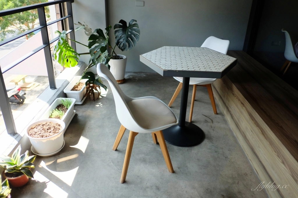 台中南屯｜Pluto Espressoria．台中Ikea附近藍色咖啡館，網友推薦肉桂捲好吃 @飛天璇的口袋