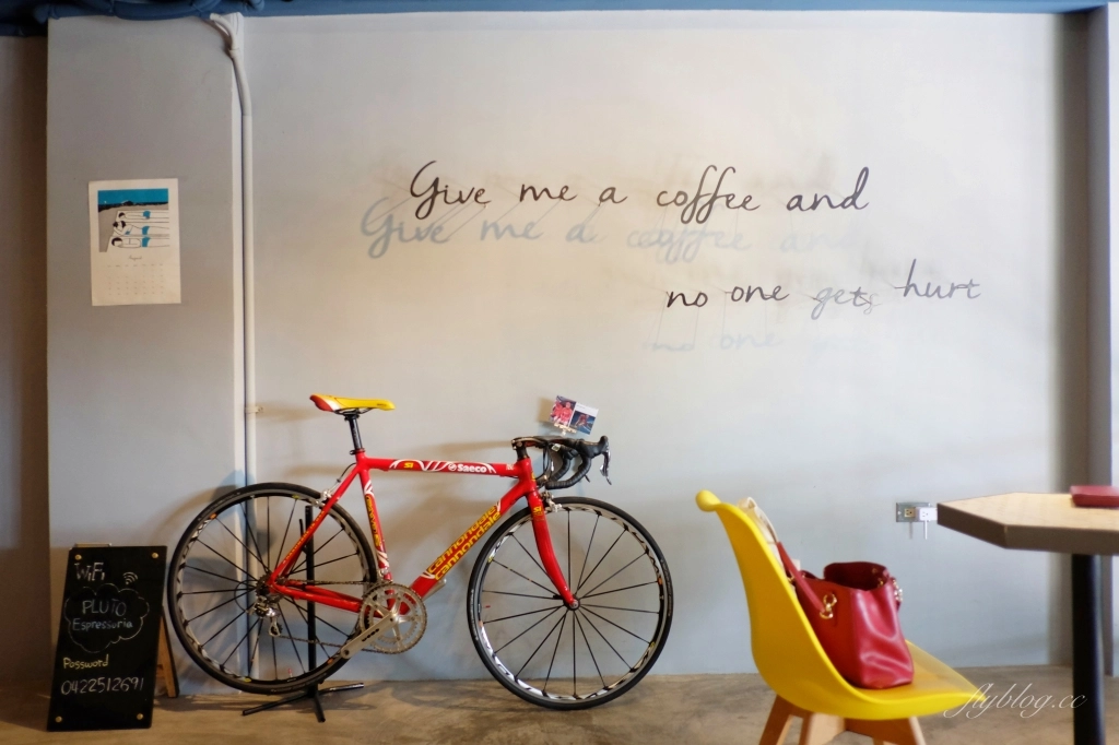 台中南屯｜Pluto Espressoria．台中Ikea附近藍色咖啡館，網友推薦肉桂捲好吃 @飛天璇的口袋