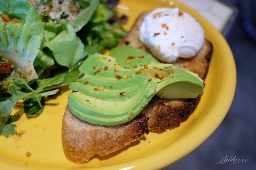 台中南屯｜Pluto Espressoria．台中Ikea附近藍色咖啡館，網友推薦肉桂捲好吃 @飛天璇的口袋