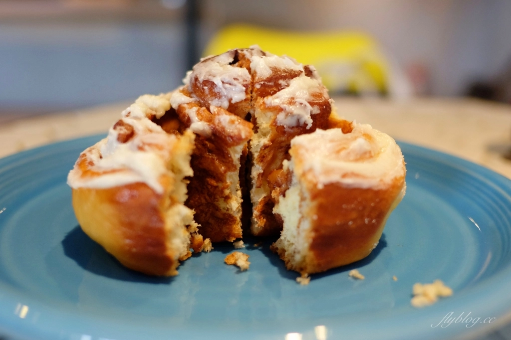 台中南屯｜Pluto Espressoria．台中Ikea附近藍色咖啡館，網友推薦肉桂捲好吃 @飛天璇的口袋