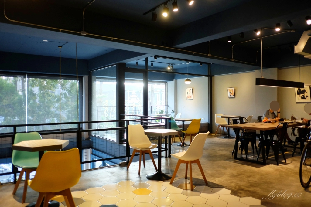 台中南屯｜Pluto Espressoria．台中Ikea附近藍色咖啡館，網友推薦肉桂捲好吃 @飛天璇的口袋