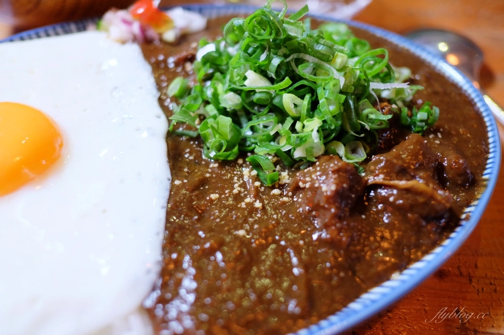 台中中區｜小次男咖哩所，廢墟改建的文青咖哩專賣店，鄰近台中火車站美食 @飛天璇的口袋