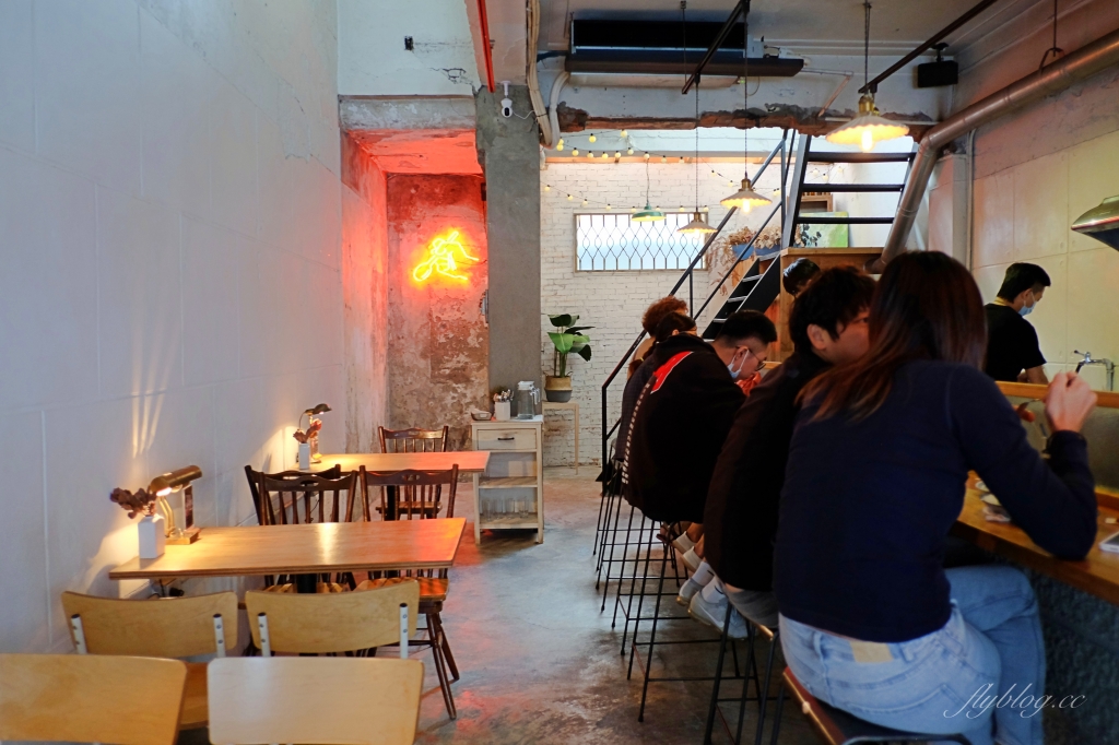 台中中區｜小次男咖哩所，廢墟改建的文青咖哩專賣店，鄰近台中火車站美食 @飛天璇的口袋