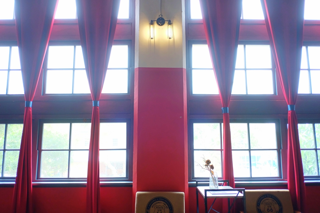 嘉義西區｜國王蝴蝶秘密基地 roicafe：位於嘉義文創園區裡的特色咖啡館，我想到愛麗絲夢遊仙鏡的紅皇后 @飛天璇的口袋