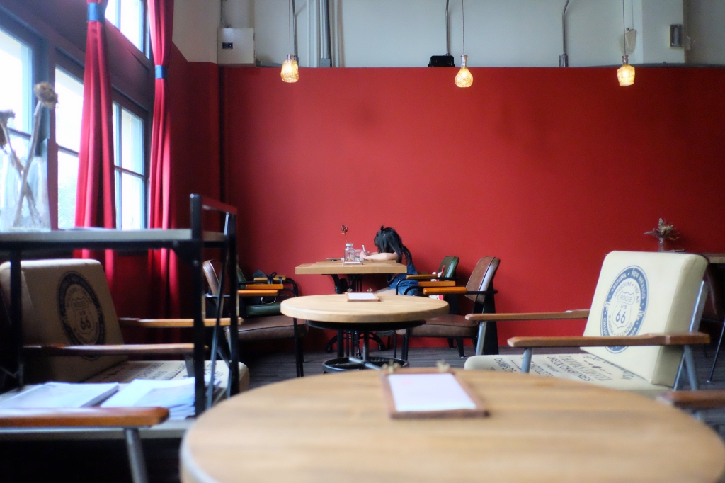 嘉義西區｜國王蝴蝶秘密基地 roicafe：位於嘉義文創園區裡的特色咖啡館，我想到愛麗絲夢遊仙鏡的紅皇后 @飛天璇的口袋