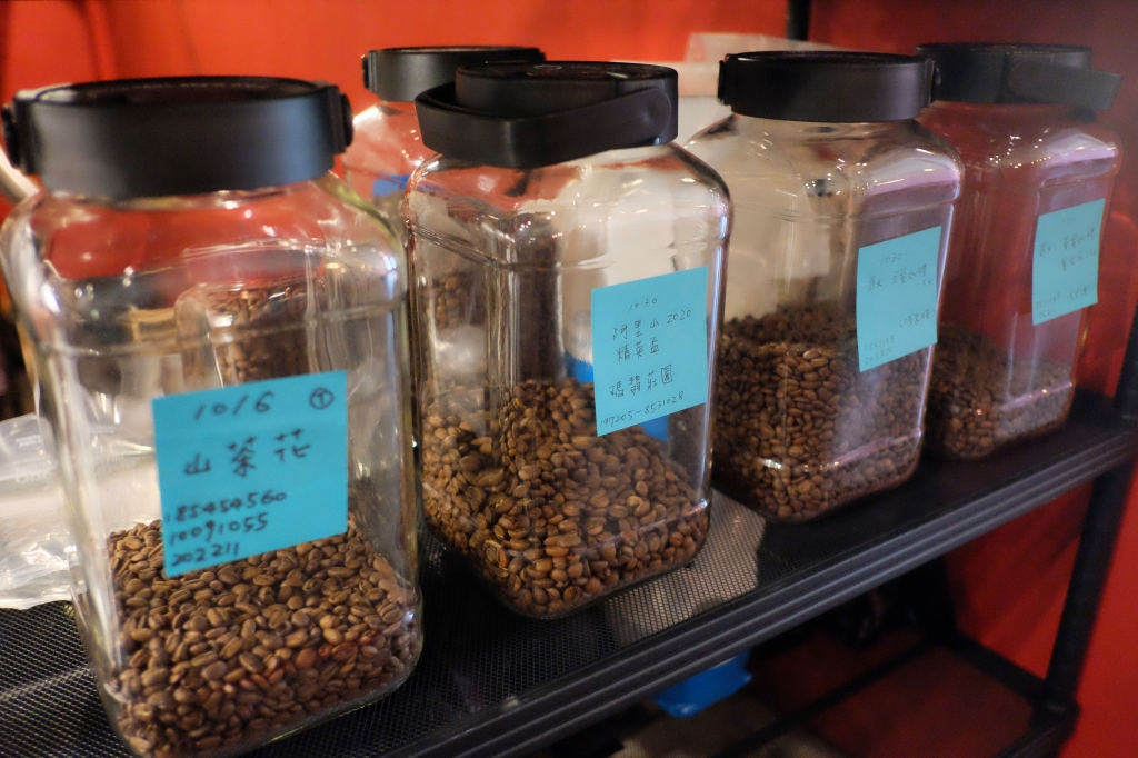 嘉義西區｜國王蝴蝶秘密基地 roicafe：位於嘉義文創園區裡的特色咖啡館，我想到愛麗絲夢遊仙鏡的紅皇后 @飛天璇的口袋