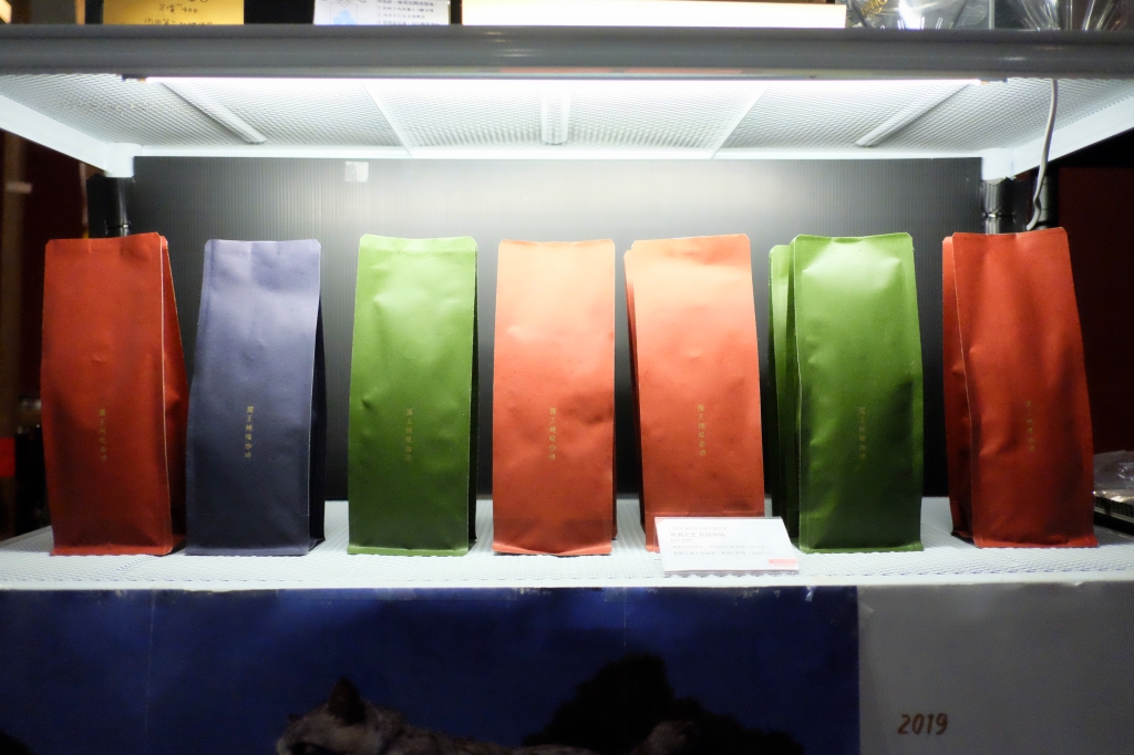 嘉義西區｜國王蝴蝶秘密基地 roicafe：位於嘉義文創園區裡的特色咖啡館，我想到愛麗絲夢遊仙鏡的紅皇后 @飛天璇的口袋