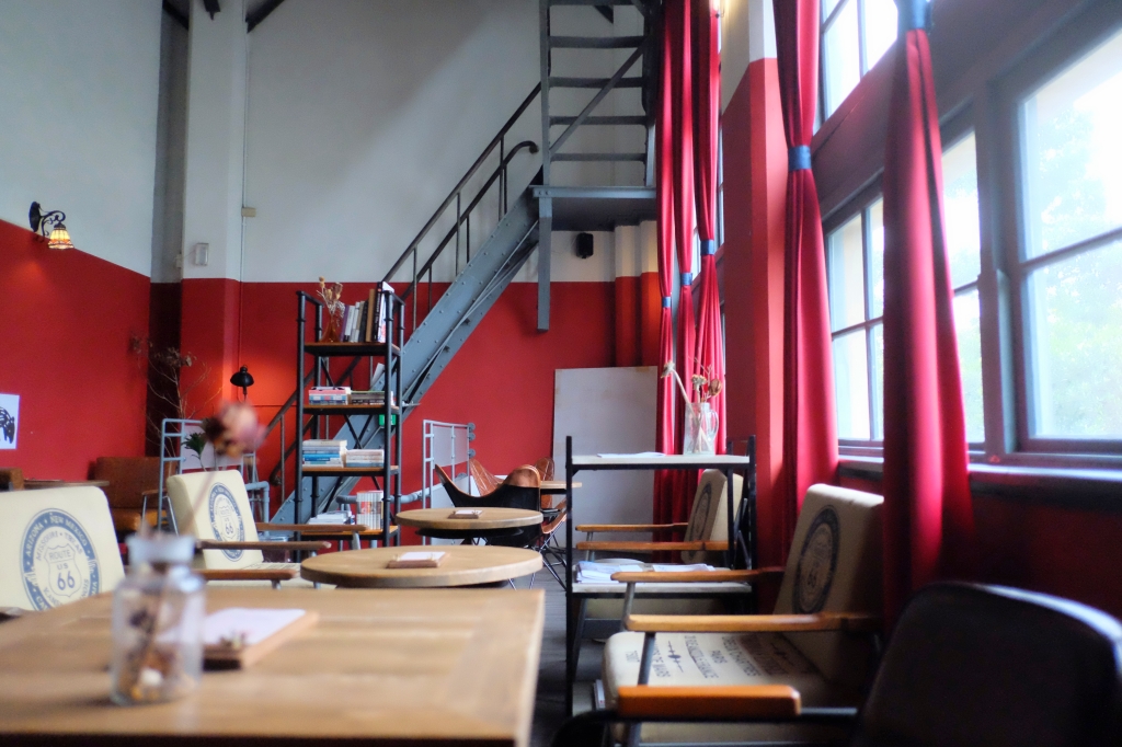 嘉義西區｜國王蝴蝶秘密基地 roicafe：位於嘉義文創園區裡的特色咖啡館，我想到愛麗絲夢遊仙鏡的紅皇后 @飛天璇的口袋