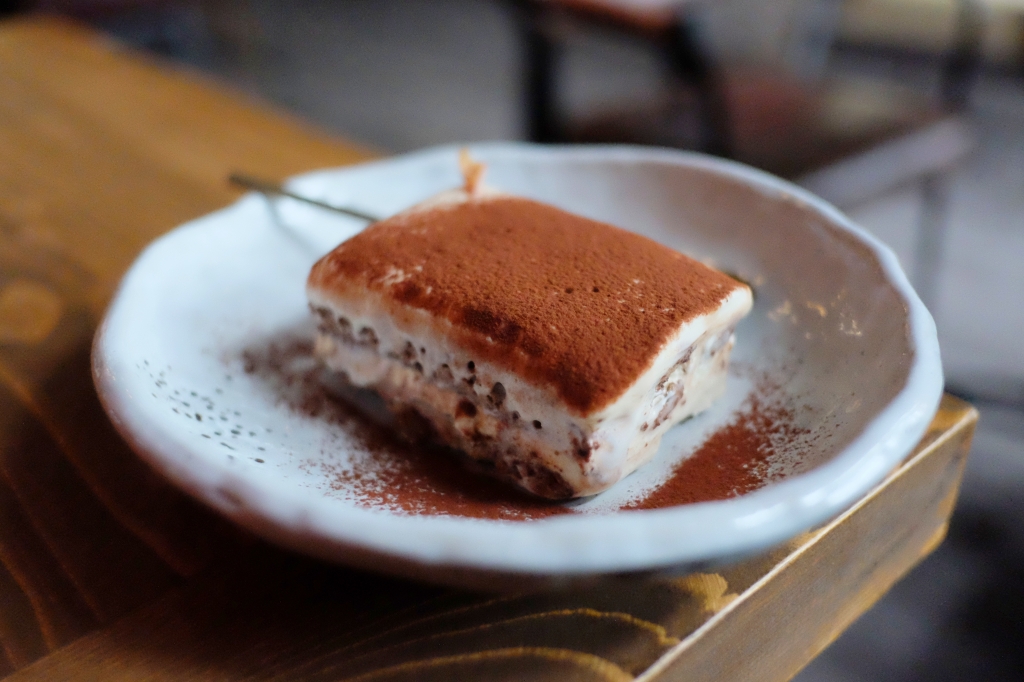 嘉義西區｜國王蝴蝶秘密基地 roicafe：位於嘉義文創園區裡的特色咖啡館，我想到愛麗絲夢遊仙鏡的紅皇后 @飛天璇的口袋