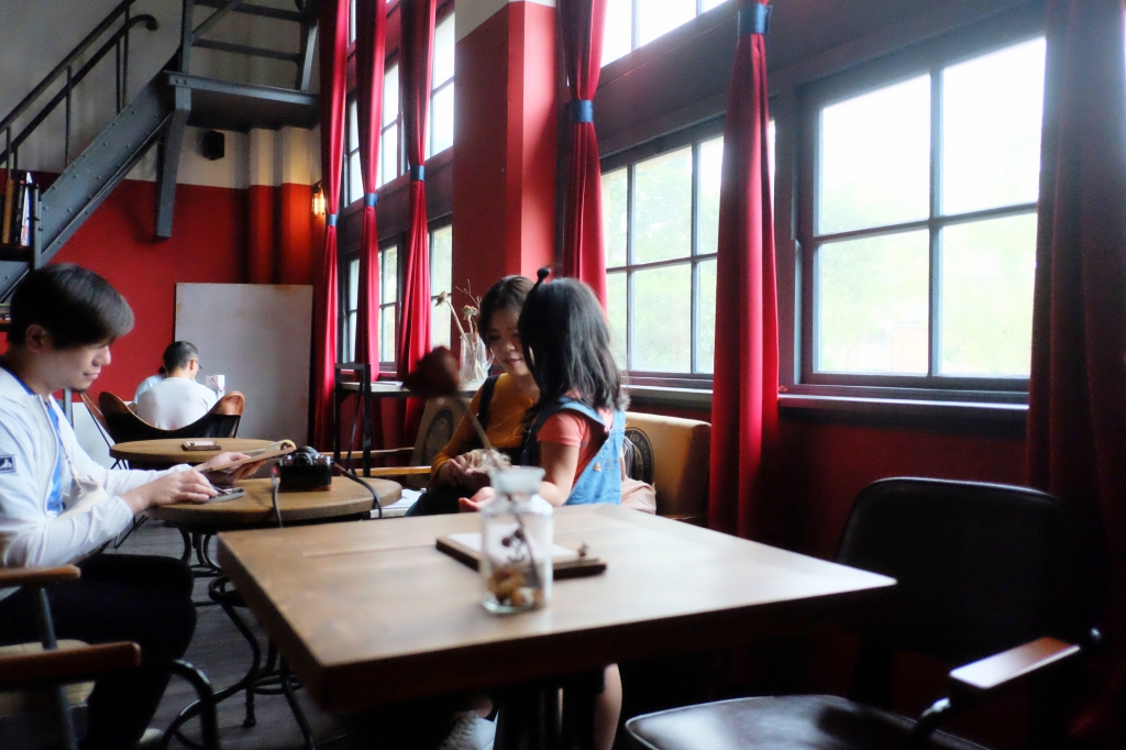 嘉義西區｜國王蝴蝶秘密基地 roicafe：位於嘉義文創園區裡的特色咖啡館，我想到愛麗絲夢遊仙鏡的紅皇后 @飛天璇的口袋