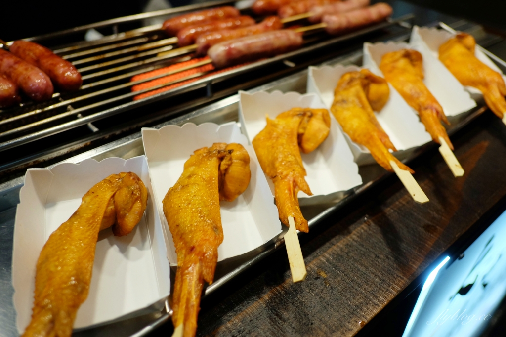 嘉義西區｜大俠香腸：文化夜市美食新選擇~大俠酒香腸堡x酒香燒雞翅x地瓜酒香腸 @飛天璇的口袋