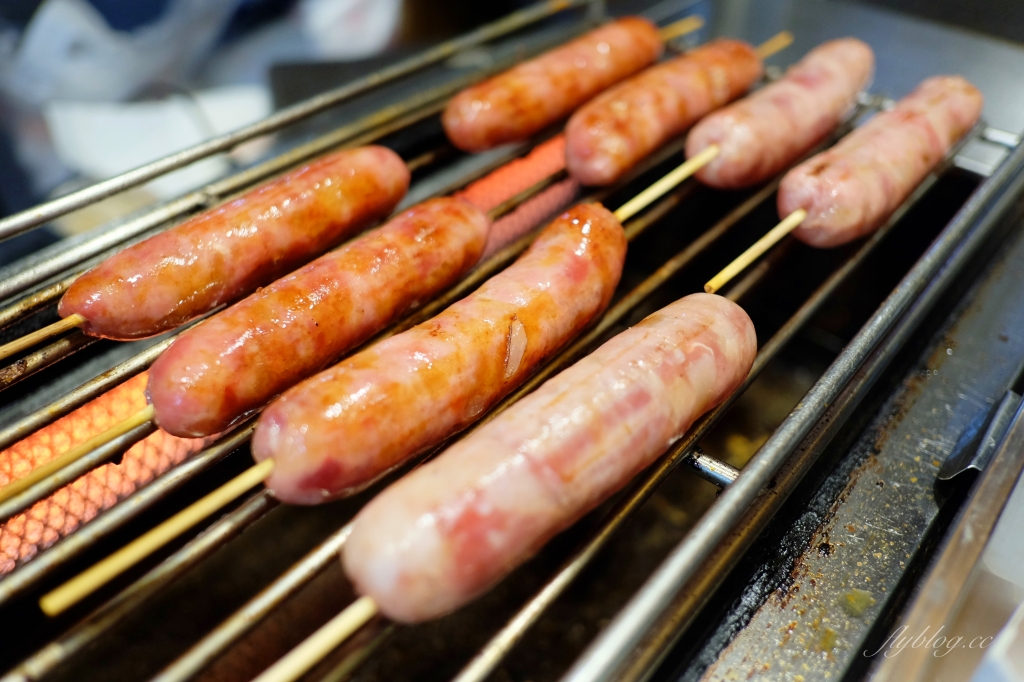 嘉義西區｜大俠香腸：文化夜市美食新選擇~大俠酒香腸堡x酒香燒雞翅x地瓜酒香腸 @飛天璇的口袋