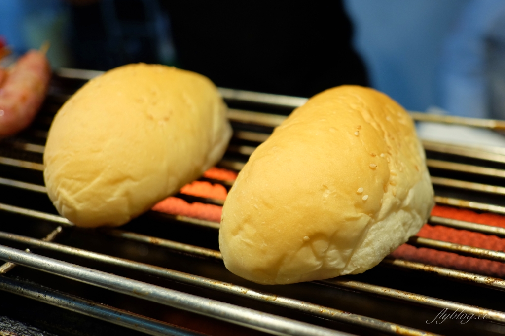 嘉義西區｜大俠香腸：文化夜市美食新選擇~大俠酒香腸堡x酒香燒雞翅x地瓜酒香腸 @飛天璇的口袋