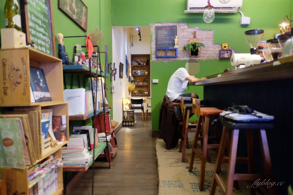 台中北區｜癮生活咖啡館．自家烘焙咖啡豆，下午3點開始營業，位於台中科博館附近 @飛天璇的口袋