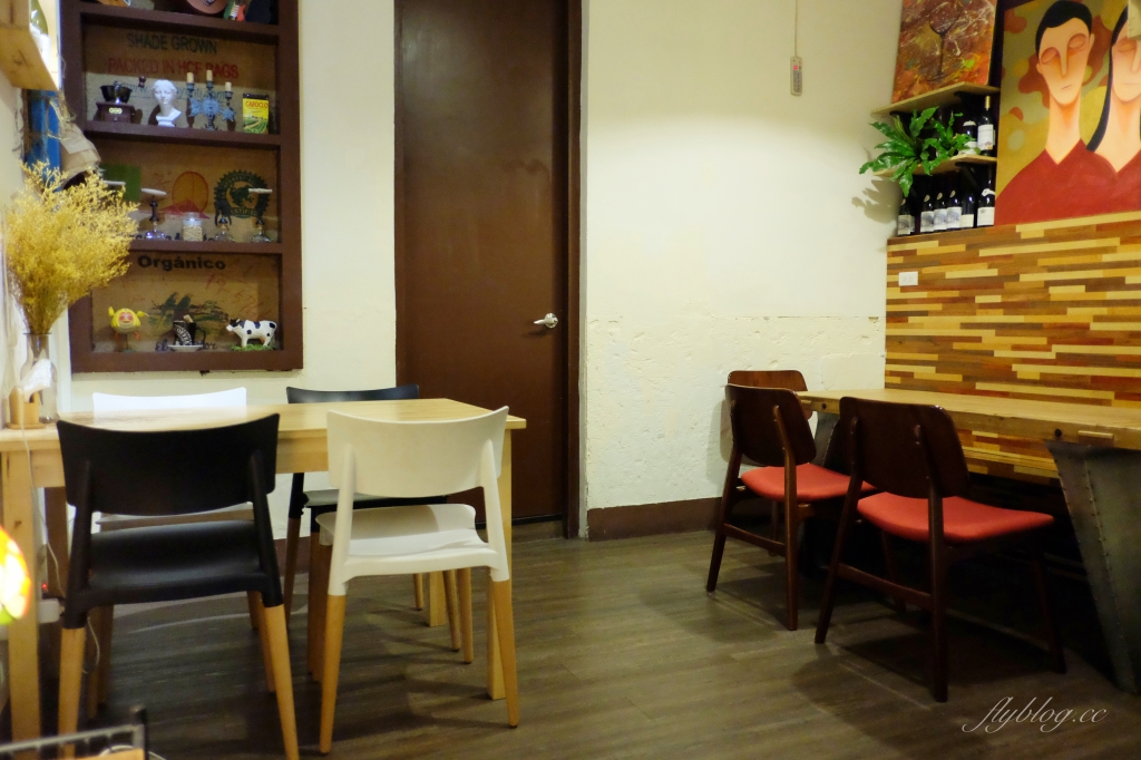 台中北區｜癮生活咖啡館．自家烘焙咖啡豆，下午3點開始營業，位於台中科博館附近 @飛天璇的口袋