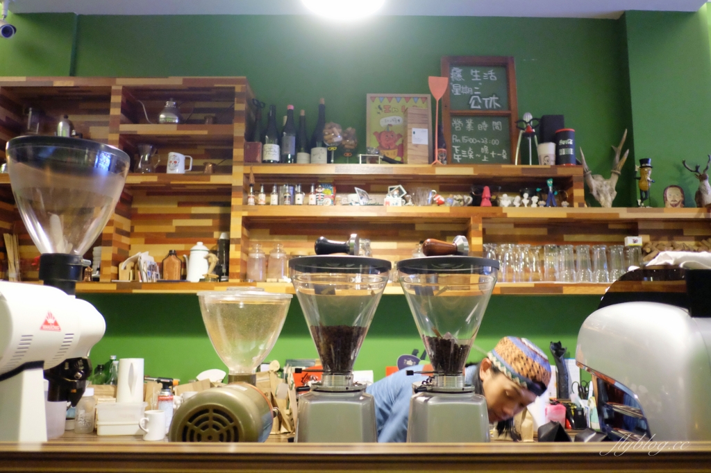 台中北區｜癮生活咖啡館．自家烘焙咖啡豆，下午3點開始營業，位於台中科博館附近 @飛天璇的口袋