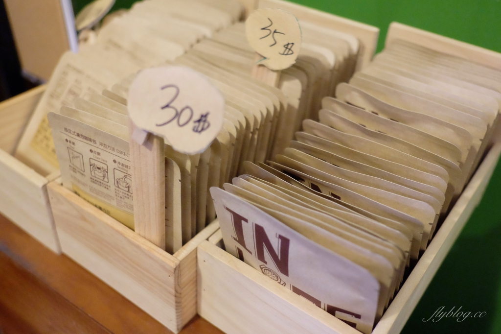 台中北區｜癮生活咖啡館．自家烘焙咖啡豆，下午3點開始營業，位於台中科博館附近 @飛天璇的口袋