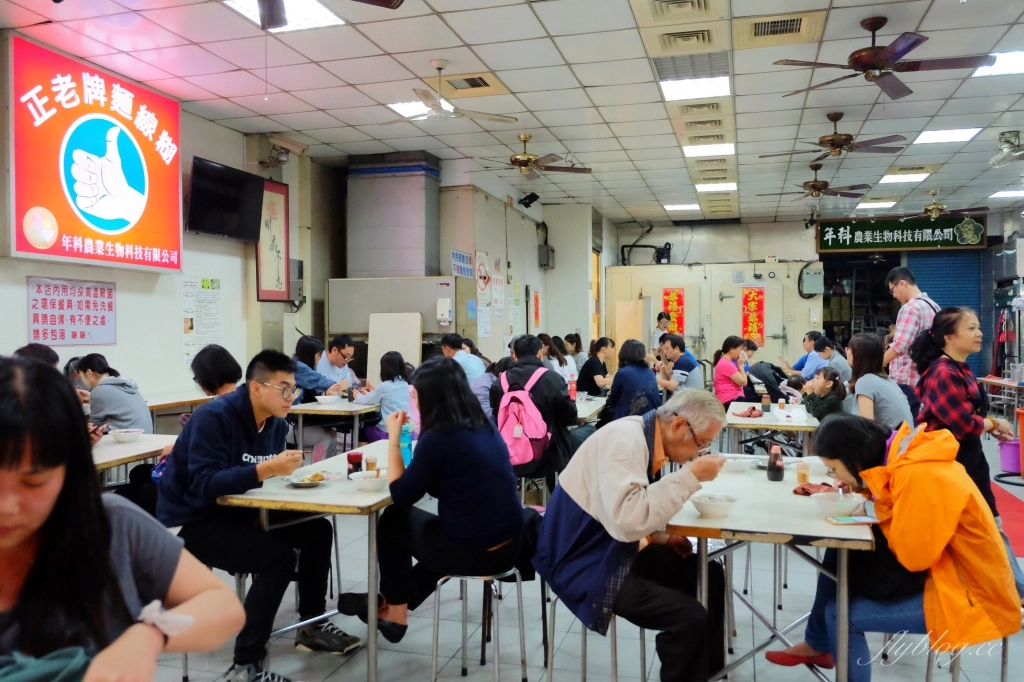 台中南區｜正老牌臭豆腐麵線糊，忠孝夜市超人氣美食，40年歷史傳承第三代 @飛天璇的口袋
