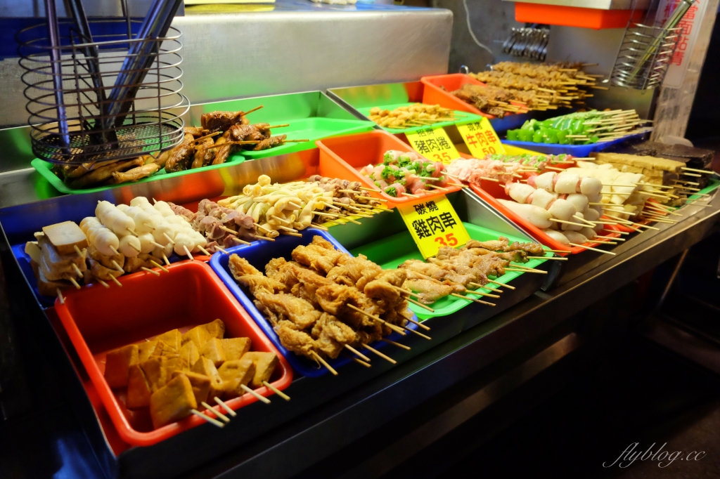 台中南區｜忠孝烤肉．友人帶路吃忠孝夜市美食，推薦米血、甜不辣和炸豆皮 @飛天璇的口袋