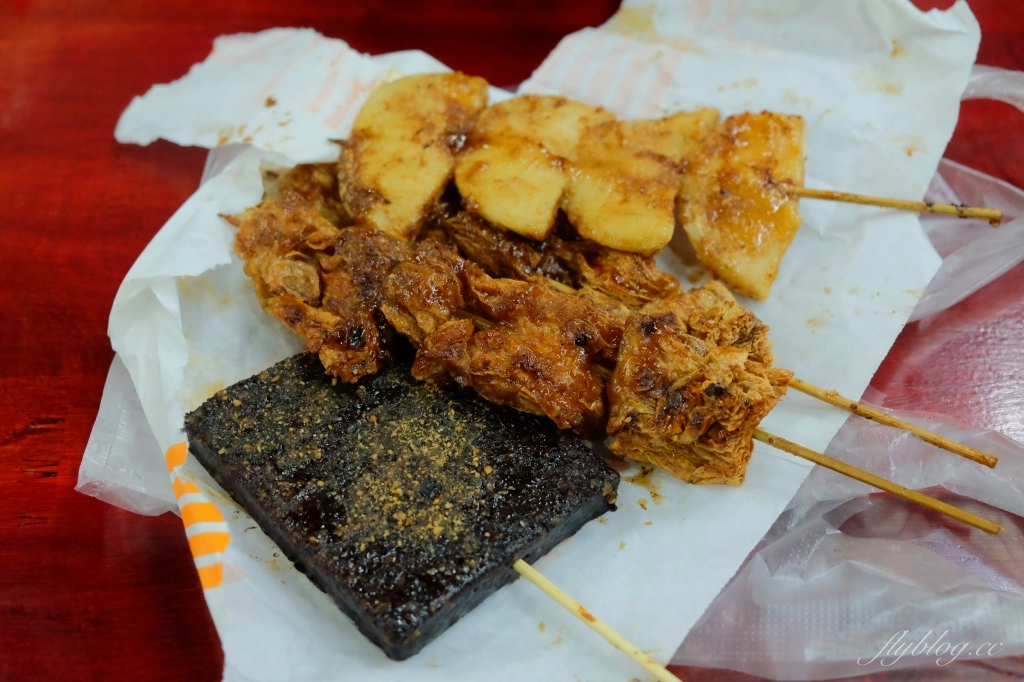台中南區｜忠孝烤肉．友人帶路吃忠孝夜市美食，推薦米血、甜不辣和炸豆皮 @飛天璇的口袋