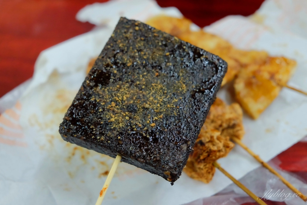 台中南區｜忠孝烤肉．友人帶路吃忠孝夜市美食，推薦米血、甜不辣和炸豆皮 @飛天璇的口袋