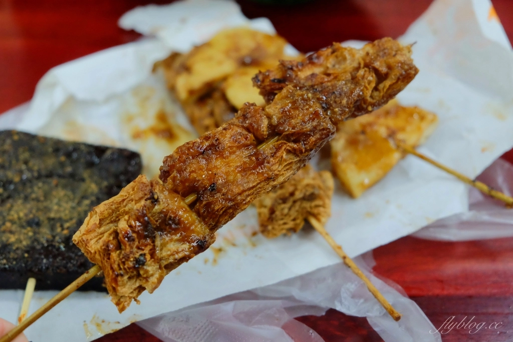 台中南區｜忠孝烤肉．友人帶路吃忠孝夜市美食，推薦米血、甜不辣和炸豆皮 @飛天璇的口袋